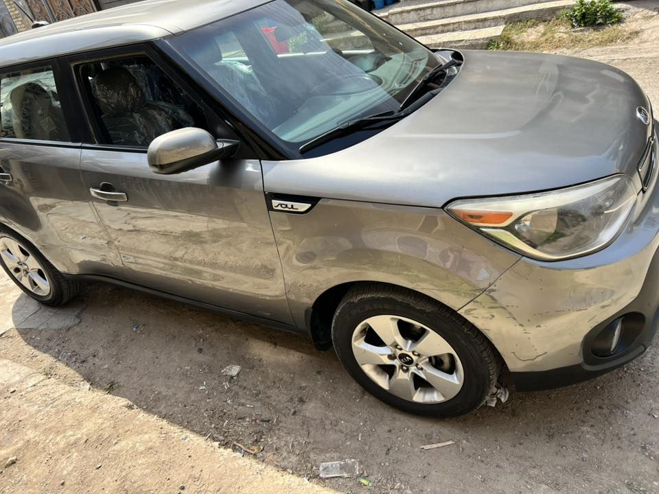 السلام عليكم كيا 
صول 2017 وارد امريكي
حادث كلش خفيف فقط بارد
موضح بالصور والسونار موجود هم 
مواصفات نص فول معروفه 
ماشيه 94 ميل 
محرك 1600 جي دي اي 
سياره نظيفه جدا بالعافيه ع الياخذها 
السعر 105 ورقه 
صاحبها موجود بغداد شرط التحويل 
مكانها بغداد حي الجهاد 
*********** متوفر واتس اب
