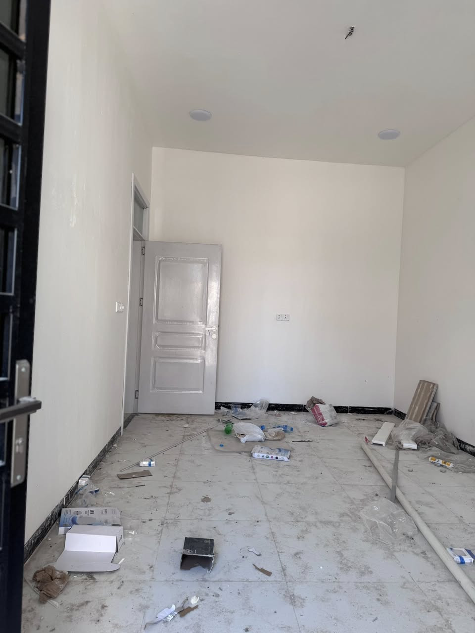 دار للبيع في تكريت الديوم منطقة الـ 3000 يسار السيطرة سابقا بداية المنطقة قريب جدا من المكاتب العقار  شارع الدار ٢٠م مساحة الدار ١٠٠م طابقين يحتوي على ٣غرف نوم وصالة واستقبال ومطبخ واجهة شروق الدار  باقي فقط تنضيف الدار كامل للسكن السعر ٧٤ وبي مجال بسيط للاستفسار الاتصال *********** او على الخاص
