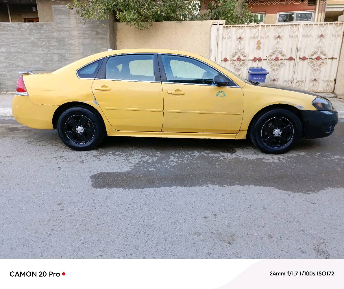 أنا عندي للبيع سيارة شيفروليه إمبالا إل تي 2008. السيارة لونها أصفر مع بعض التفاصيل بالأسود، وهي بحالة جيدة من ناحية الجسم والمظهر. من الداخل، المقاعد مغطاة بكسوة مريحة، وهناك مساحة كافية ومريحة للركاب. السيارة تستخدم بشكل ممتاز للنقل والرحلات، وأيضاً مناسبة للعمل كتاكسي بسبب لونها الواضح والمميز. الغيار أوتوماتيكي، ومجهزة بمعدات جيدة للقيادة اليومية.