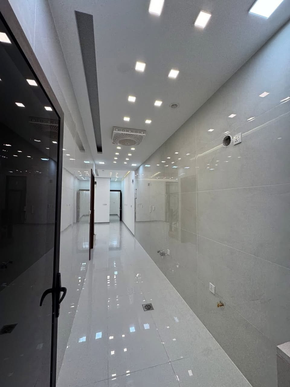 مشتمل  للبيع في حي البنوك 🔥
 🔚———
🔺 المساحة :100م   متر.  فول درجه اولى 

🔻الواجهة: 5            🔺النزال: 20 

🔷بناء حديث 26 درجى اولى مع خدمات راقية:
      🔹 واجهة مرمر +  + ارضيات طابقين مرمر
      
      🔹️الابوب من الصاج 
      🔹️الشبابيك المنيوم تركي
    
      🔹️الصحيات نوع تركي
   🔹نظام( كامرات+انترنت+سبالت)انابيب دفن
      🔹 اضواء سبورت لايت ✨
     

🔶الطابق الارضي: 

       🔸️مدخلين 
       🔸استقبال.  
       🔸️صالة 
       🔸️مطبخ مستقل.  
       🔸️خدمات صحية 
       🔸️غرفه  نوم
 
🔶الطابق الاول: 
 
       🔸️  2 غرف نوم
       🔸️خدمات صحية 🚾 
     

 ✔️موقع مميز    //.   🔚 

📍موقع الدار:
حي البنوك /  التربيه  📍  
      ______________________________________________

للاستفسار  
او الاتصال على الرقم او الواتساب 
او مراجعه مكتب الماس للعقار 💎

☎️***********
