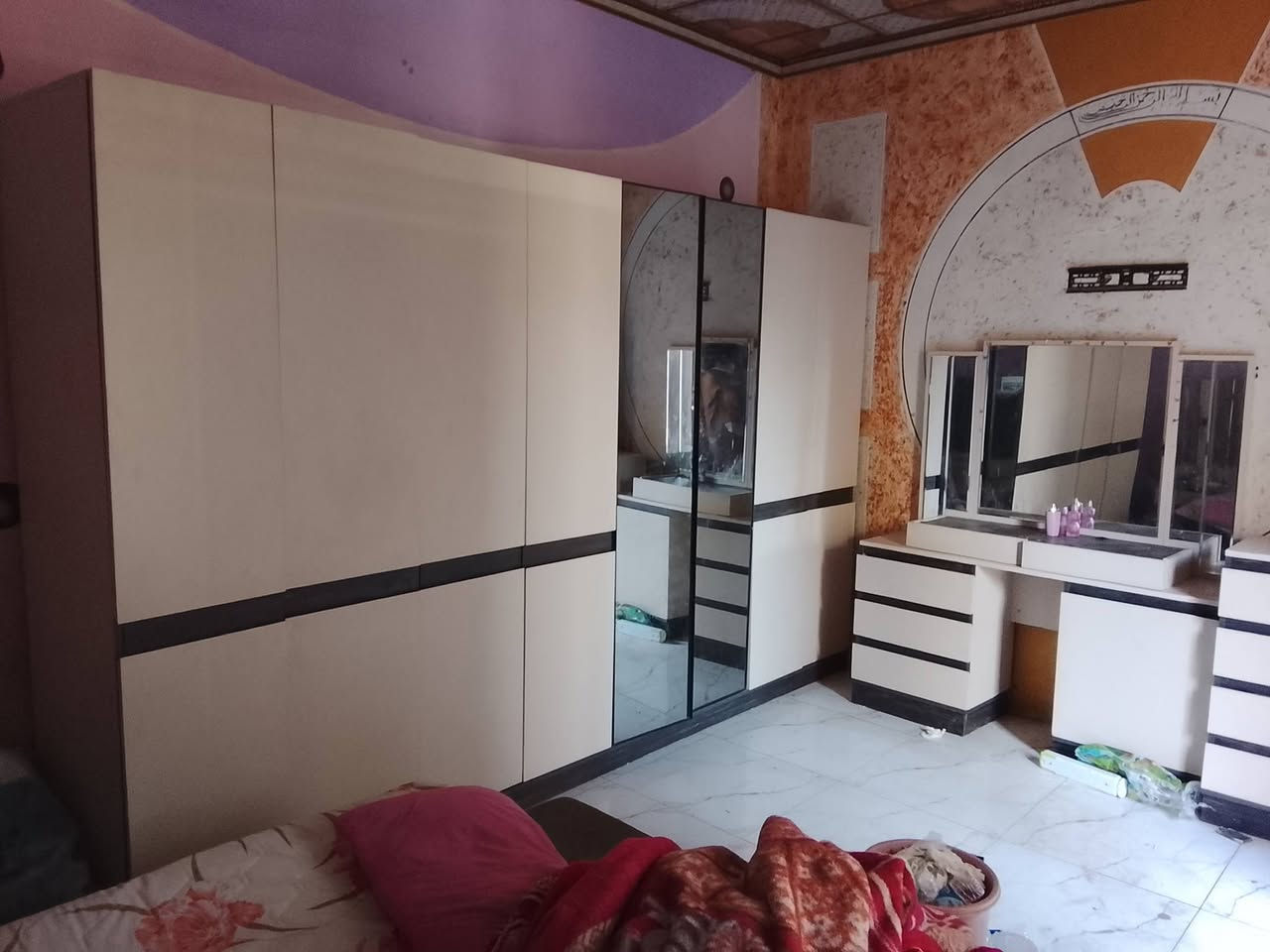 غرفه نوم تركيه مده الاستعمال ٩ اشهر شد الشركه مامفتوحه بس جك الجربايه طاك ونضافتهه شوفته عينكم بيع مستعجل السعر ٦٠٠ وبيهه مجال بصيط مكاني دوانيه جديده قرب رءاسه الصحه فرع السماجه 
***********
