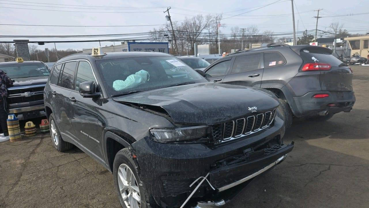 السلام عليكم جيب شيروكي مديل 25دخول جديد حادثه خفيف بنيد فقط بدون دواخل سيارة جديدة بمعنه الكلمه دخوله كتاب شهداء نص فول/ بصمه تشغيل/ تحديد مسار/ رادار امامي وخلفي/شاشه /فورويل /6سلندر/ السعر( 340)قابل للتفاوض الاستفسار ***********  ماشيه 12الف
