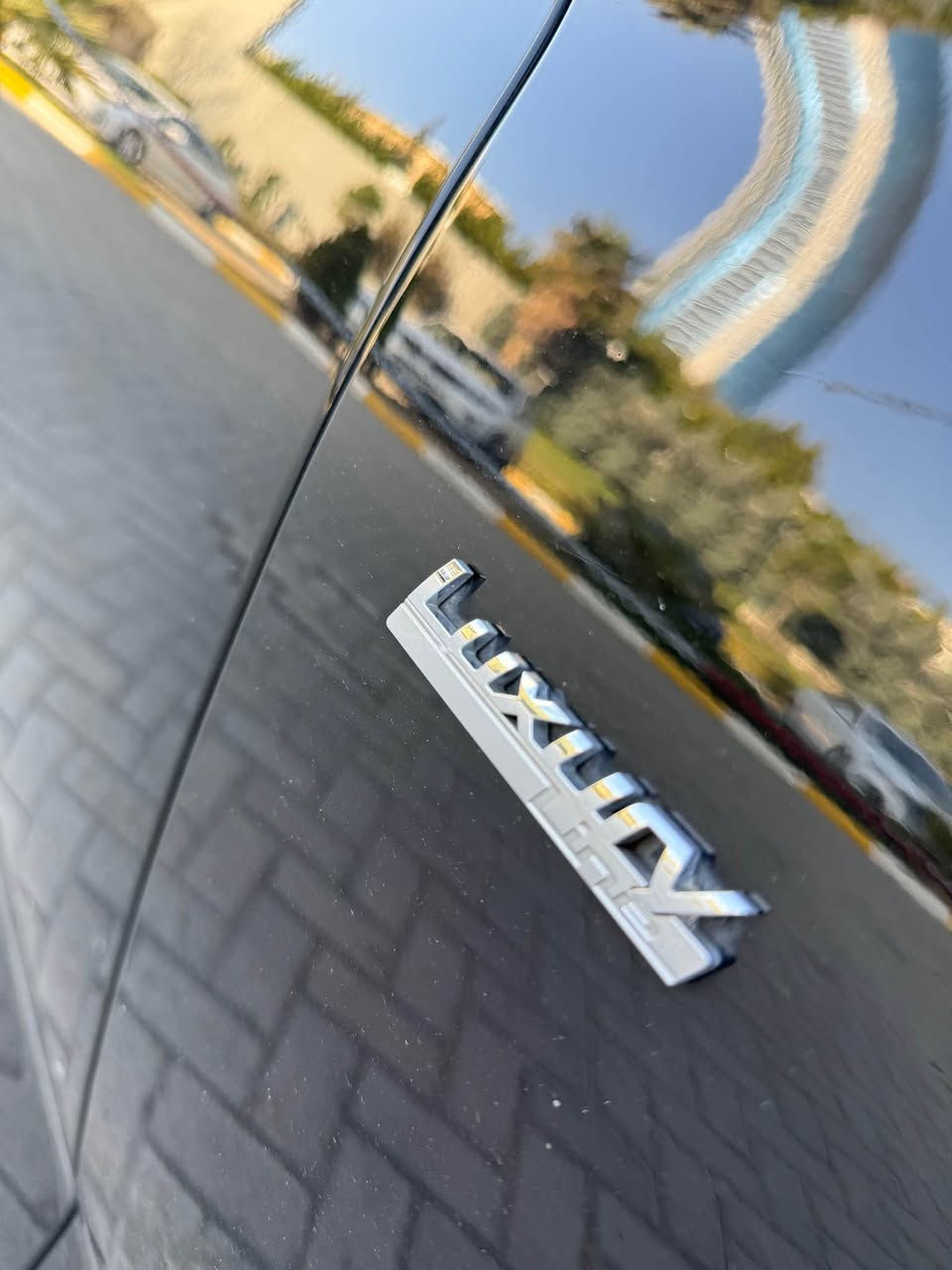 BMW 530i  2017 خلیجی

مواسەفاتی Luxury Line، ناو خەنەییە و کوشن کارەبایە، شاشە دیجیتاڵە و سڵایدە و ٥ پەردە و حاسەی ٣٦٠ و کامل ناو سەیارەکە لیدە. سەیارەکە لەسەر دەقی شەریکە ماوەتەوە، وەکو بۆیاخیش تەنها پەڵەیەکی بچوکی بۆنیدەکەی بۆیاخە ناوی نەگرتووە و ئێرباگیش نەتەقیوە. یەک دوو جێ ساردی  هەیە. سعری داوای $235 مەجالێکی کەمی لێ ئەکەم.
ژمارەی مۆبایل: ***********

 BMW 530i RWD 
بيئم موديل ٢٠١٧ خليجي للبيع، سيارة خليجية و مواصفات Luxury Line ، داخلية مشمشي و كشن كهربائية، شاشة ديجيتال، صلاد، ٥ بردات، حاسة ٣٦٠ و كامل سيارة ليد، سيارة اكسل و مكينة ٢.٠ توربو مرغوبة. سيارة مشي على دق شريكة. بنسبة صبغ بس بها ربع بنيد صبغ بشرط بدون دواخل و بشرط ارباك. و بها شوي مكانين تعديل بارد. 
سعرها $235 و بها شويه مجال
هاتف: *********** أربيل, العراق
