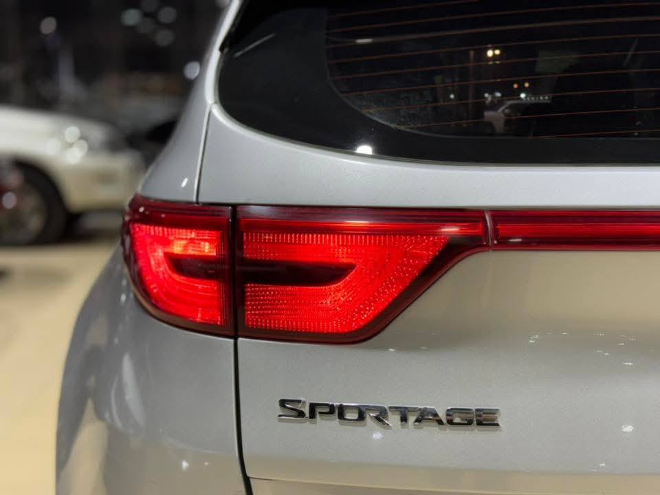 #الضرر : دعامية اماميه  فقط
#الرقم : بغداد
#الايرباكات : بدون ضرر اي ايرباك

#المواصفات :
▪️السيارة : كيا سبورتج
▪️الموديل : 2018
▪️المحرك: 2.4L (اربعة سلندر)
▪️العداد: 70 الف ميل حقيقي
▪️حجم الويل: ويل كب حجم 18 مع طقم تايرات بحالة ممتازة
▪️غرفة السيارة : كشنات السيارة مخمل اسود
▪️لايتات زينون مع كشافات دعامية
▪️شاشة الدشبول حجم كبير للتحكم بايعازات السيارة
▪️قطعتين تبريد امامي وخلفي
▪️ثلاث وضعيات قيادة
▪️سستم صوت 
▪️تحكم ستيرن جهتين بلوتوث وحاكية وكروس سرعة وتحكم صوت 
▪️نظام ABS مانع انزلاق

السعر المطلوب: 175 ورقة مع المجال
 
الاتصال على: ***********

النجف - المدينة المائية -مقابل حي الجامعة
