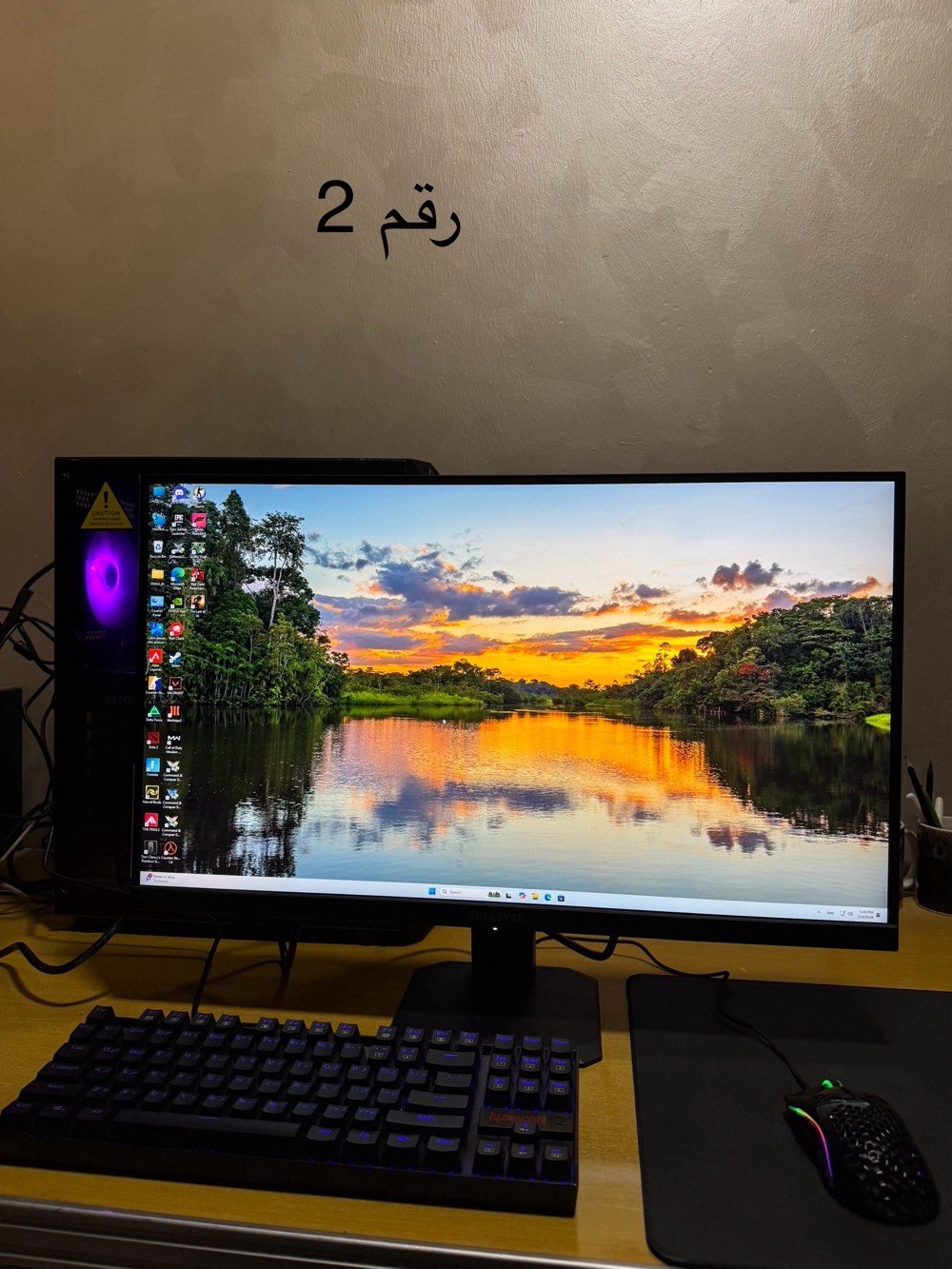 أبيع تجميعة كمبيوتر گيمينگ شغالة ومرتبة، مع كيس زجاجي وإنارة RGB، ومبين عليها كرت GeForce RTX ومبرد مائي، وبيها شاشة ولوحة مفاتيح وماوس. الجهاز شكلُه نظيف ومناسب للألعاب والشغل اليومي، ومفحوص ويشتغل بدون مشاكل ظاهرة. إذا تريد مواصفات دقيقة وصور أكثر للتجميعة أگدر أرسلها.