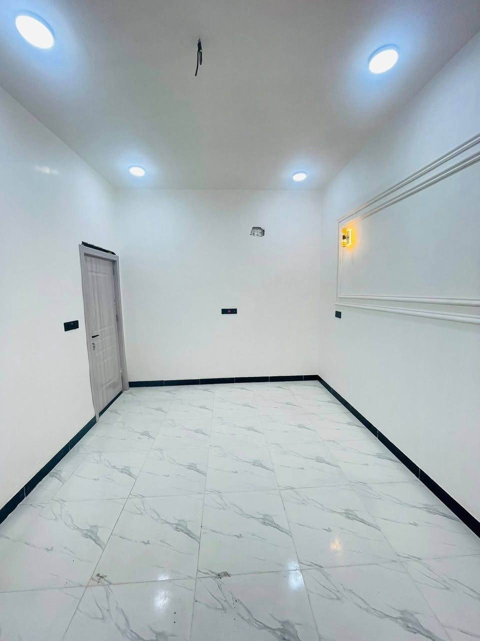 سلام عليكم بيت ١٠٠ متر للبيع
يتكون من غرفه نوم ١
صاله واستقبال ومطبخ وصحيات داخل وخارج.
بناء طابوك جمهوري اساس وسكف صب
البيت كامل مفتاح
عنوانه
حي ميسان شارع 60 قرب سكله الكرعاري
السعر ٤٤
الاستفسار
*********** واتساب
