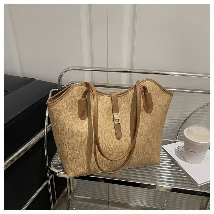 👜حقيبه كوالتي عالي

👜 الابعاد 28*40

👜 السعر صار ٨ الاف يتوفر توصيل إلى جميع المحافظات خمسة الاف 

ً


**إذا كنت صاحب هذا الإعلان وتريد حذفه لأي سبب، رجاءا أرسل رسالة إلى الدعم الفني**