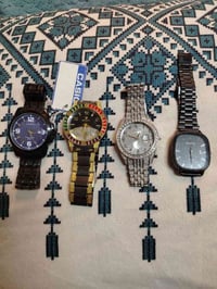 ٤قطع • ساعات • بحالة جيدة