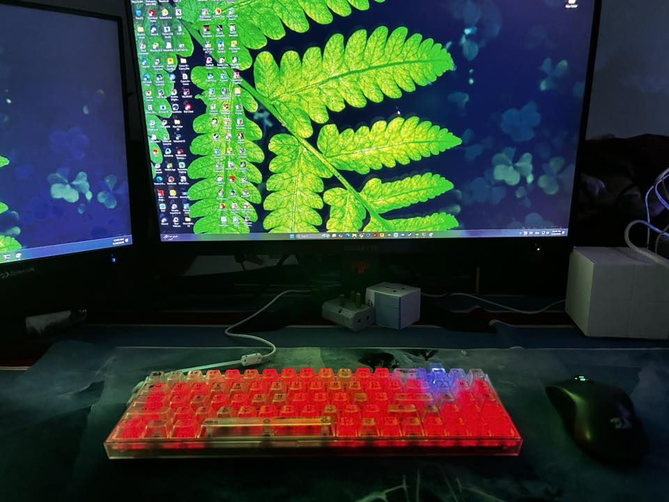 للبيع: سيت آب قيمينج متكامل (الوحش)
، "لقطة" للي يدور نظافة وأداء جبار. الجهاز متكامل من الإبرة للصاروخ، ما تحتاج تشتري وياه أي شي. استخدام حشمة ونظافة 100%.

🔹 مواصفات الكيس (The Beast):

• كرت الشاشة: GEFORCE RTX 4070 (أداء خيالي بكل الألعاب والمونتاج).

• المعالج: AMD Ryzen 7 5800X (8-Core Processor) - طيارة بالمعالجة.

• المذربورد: MPG X570 GAMING PLUS (فئة عليا للأداء المستقر).

• التبريد: Cooler Master الاحترافي.

• الرام: 16GB RAM.

• التخزين (مساحة عملاقة): مجموع 3 تيرابايت SSD (واحد 1TB والثاني 2TB).

• الباور سبلاي: 850W (طاقة كافية جداً ومستقرة).

🔹 الشاشات (Dual Monitors):

1. الرئيسية: GIGABYTE M27Q (دقة 2K، تردد 170Hz) - أفضل شاشة للألعاب.  

2. الثانوية: Acer KG251Q (للدردشة والمتابعة).

• إضافة: ستاند شاشة هايدروليك (يرتب لك الميز ويتحرك بكل الزوايا).

🔹 الملحقات والإضافات (Full Gear):

• الكهرباء: UPS Online mAXma MU901HF (حماية كاملة من انقطاع الكهرباء - ضروري جداً).

• الصوت: سماعة Astro A10 + مايكرفون احترافي مع ستاند خاص.

• التحكم: يده إكس بوكس (Xbox Controller) أصلية.

• الطرفيات: ماوس MSI + كيبورد MSI + ماوس باد كبير.

💰 السعر المطلوب:2,900,000 

وبي مجال بسيط 

📍 المكان: [كركوك]

📞 للتواصل: [***********] أو مراسلة الخاص.

ملاحظة: الجهاز كامل مكمل وشغال والشراي يجي يفحص ويتأكد براحته
