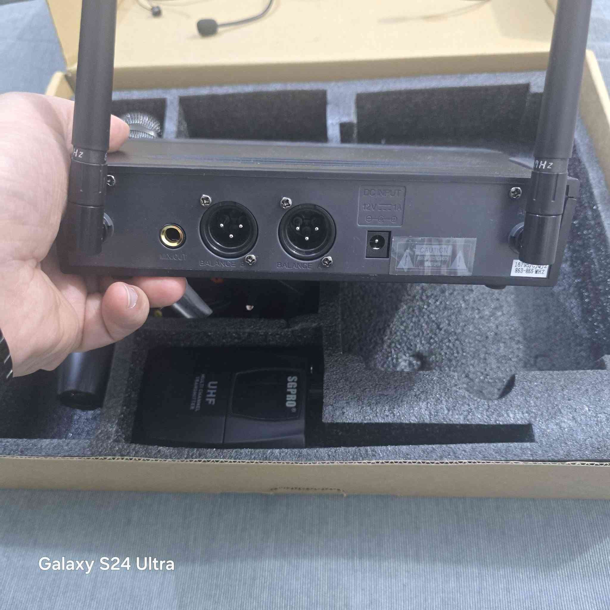 ميكروفون لاسلكي من نوع SGPRO UHF.    
 يتضمن النظام جهاز استقبال (Receiver) وميكروفونات لاسلكية (يدوية أو سماعة رأس). يعمل بتقنية UHF لضمان نقل إشارة مستقر وموثوق. يتميز بوجود ترددات متعددة قابلة للتعديل لتجنب التداخل. مناسب للاستخدام في العروض الحية، الكاريوكي، والخطابات.

اليخدمه يخلي سعر


**إذا كنت صاحب هذا الإعلان وتريد حذفه لأي سبب، رجاءا أرسل رسالة إلى الدعم الفني**