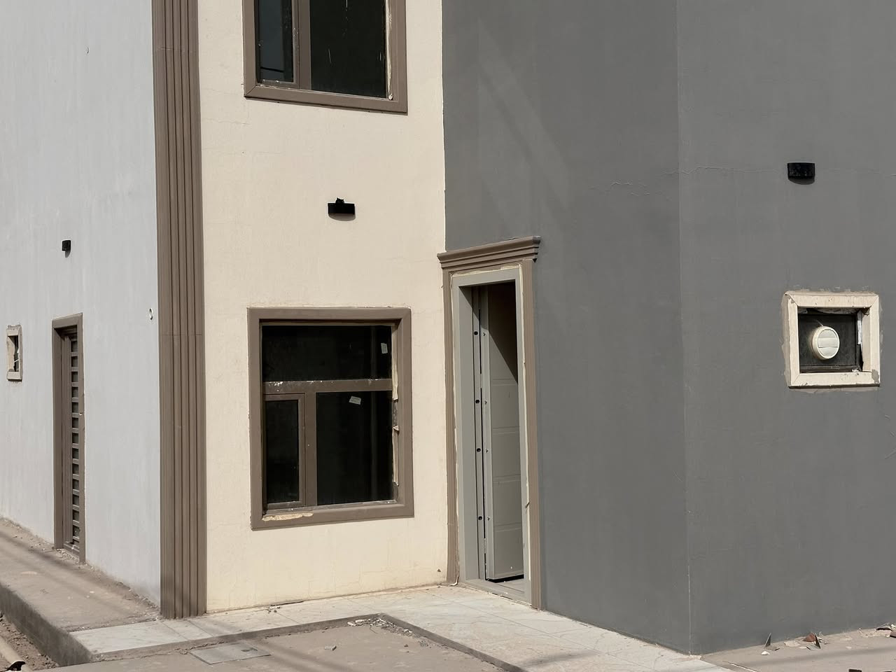 دار 250م للبيع
النجف // مجمع الأميرات 2 // مربع رابع // طابقين جاهز للسكن // موقع مميز جدا خلف شارع 60 الفاصل بين مجمع الكرار والأميرات // وقرب شارع 30 // تدفع حاليا 110والباقي يتحول عالعقاري83// 
قسطه الشهري 520 الف  //علماً يبعد المجمع 8 كيلو عن مرقد امير المؤمنين عليه السلام 
للاستفسار :
***********
***********
