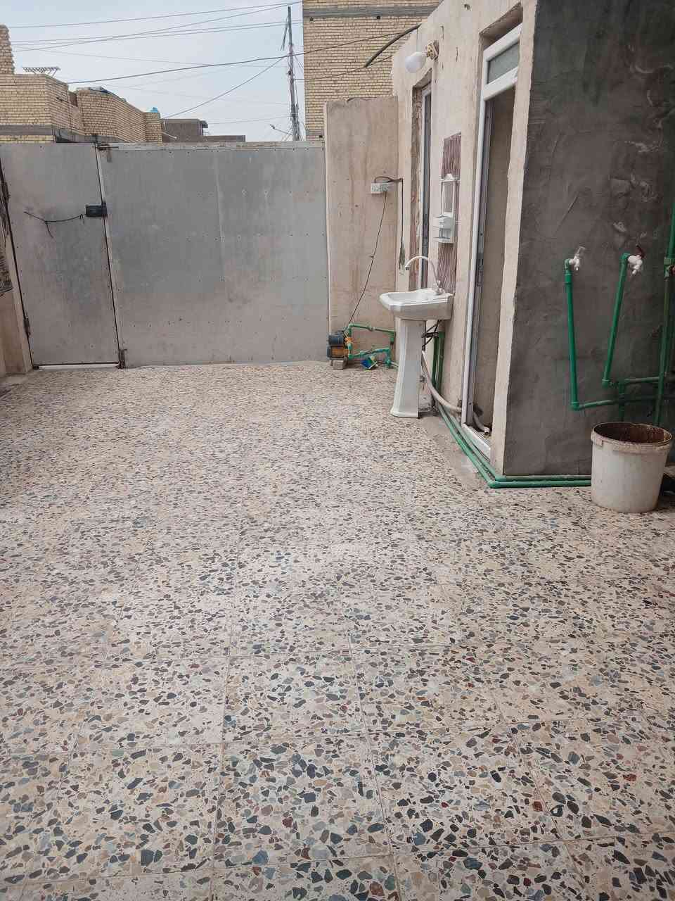 جمالسلام عليكم عندي بيت للبيع ب حي طارق القديم من جهه المحطه المفلشه ب الفرع يم الشيخ حاجم المساحه ١٣٥ متكون  من الغرفتين واستقبال وصاله وممر ومطبخ وصحيات  السعر ٨٠  واتصال على رقم ***********
