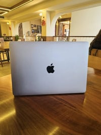 ماك بوك برو 2017 core i5 رام 8 والتخزين 256 الحاسبة كلش نظيفة بدون اي ...