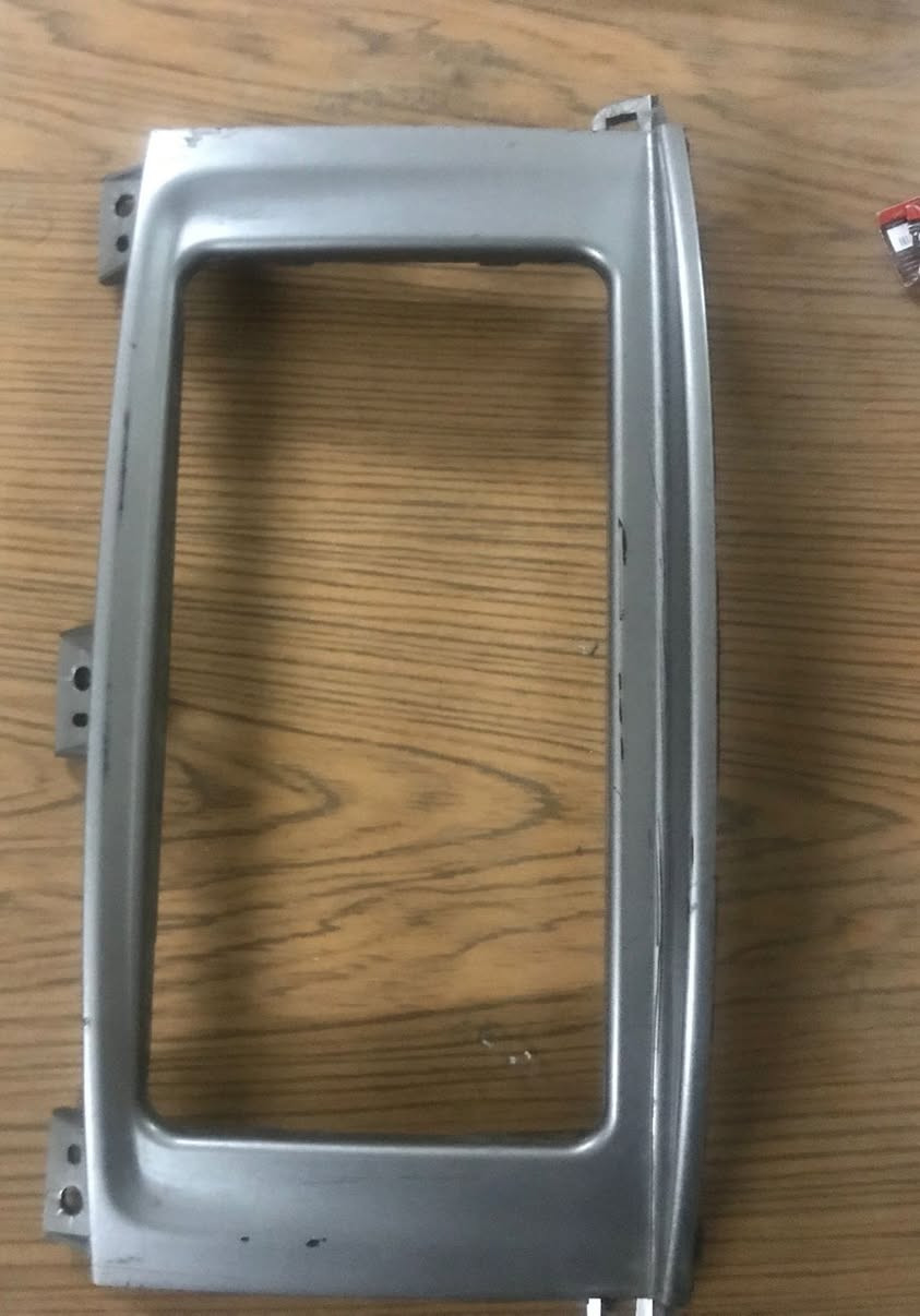 سلام عليكم لبيع غراض لاندكروزر من موديل 1998_2007 كلشي موجود حته هياكل وهذا رقمي *********** _*********** مكاني  بغداد معارض النهضة
