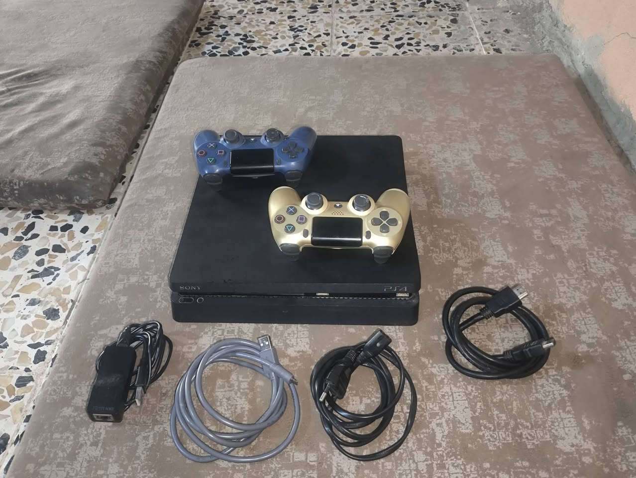 من رخصت الادمن بلي 4 ويا 2 يده اصلي وكامل ملحقاتو السعر 300 وبي مجال مكاني موصل برطله 
*********** موجود واتساب
