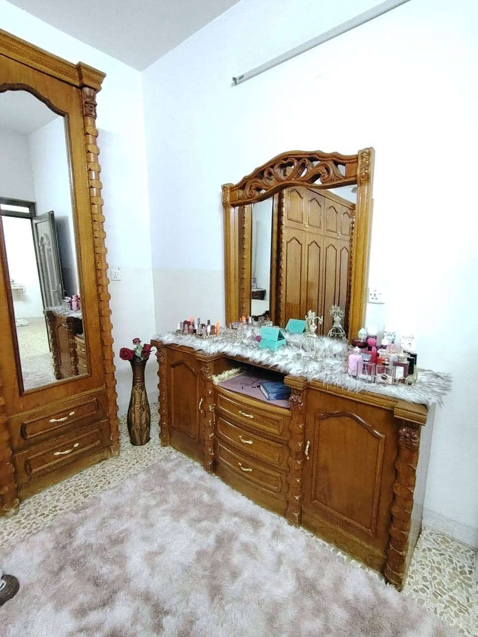سلام عليكم غرفه سته بواب ملحقه بدون زاويه للبيع السعر 900بيها مجال للاستفسار الاتصال ***********
