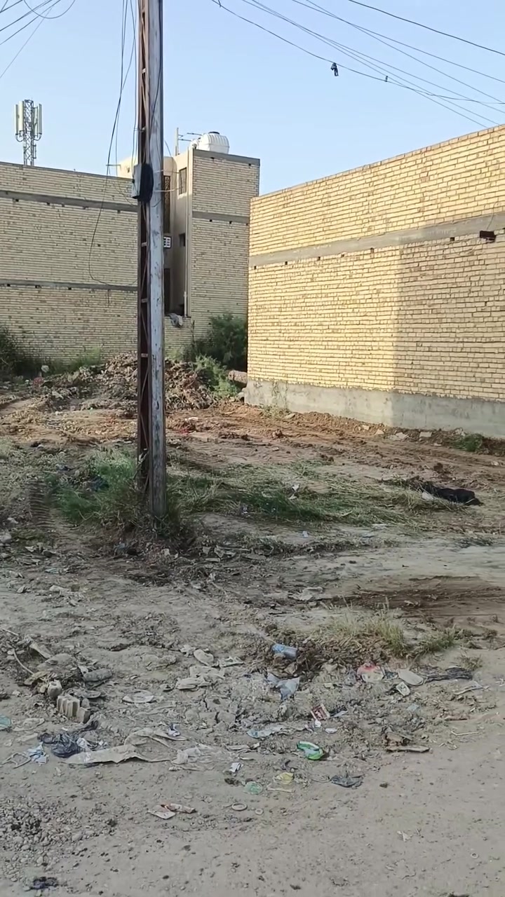 السلام عليكم بيوت للبيع عدد (٢) مساحة ٥٠ متر البيت الواحد على التبليط نافل على سوق السوداني موقع كلش حلو تريد طابق او طابقين حسب رغبت المشتري للتواصل ‏‪***********‬‏
