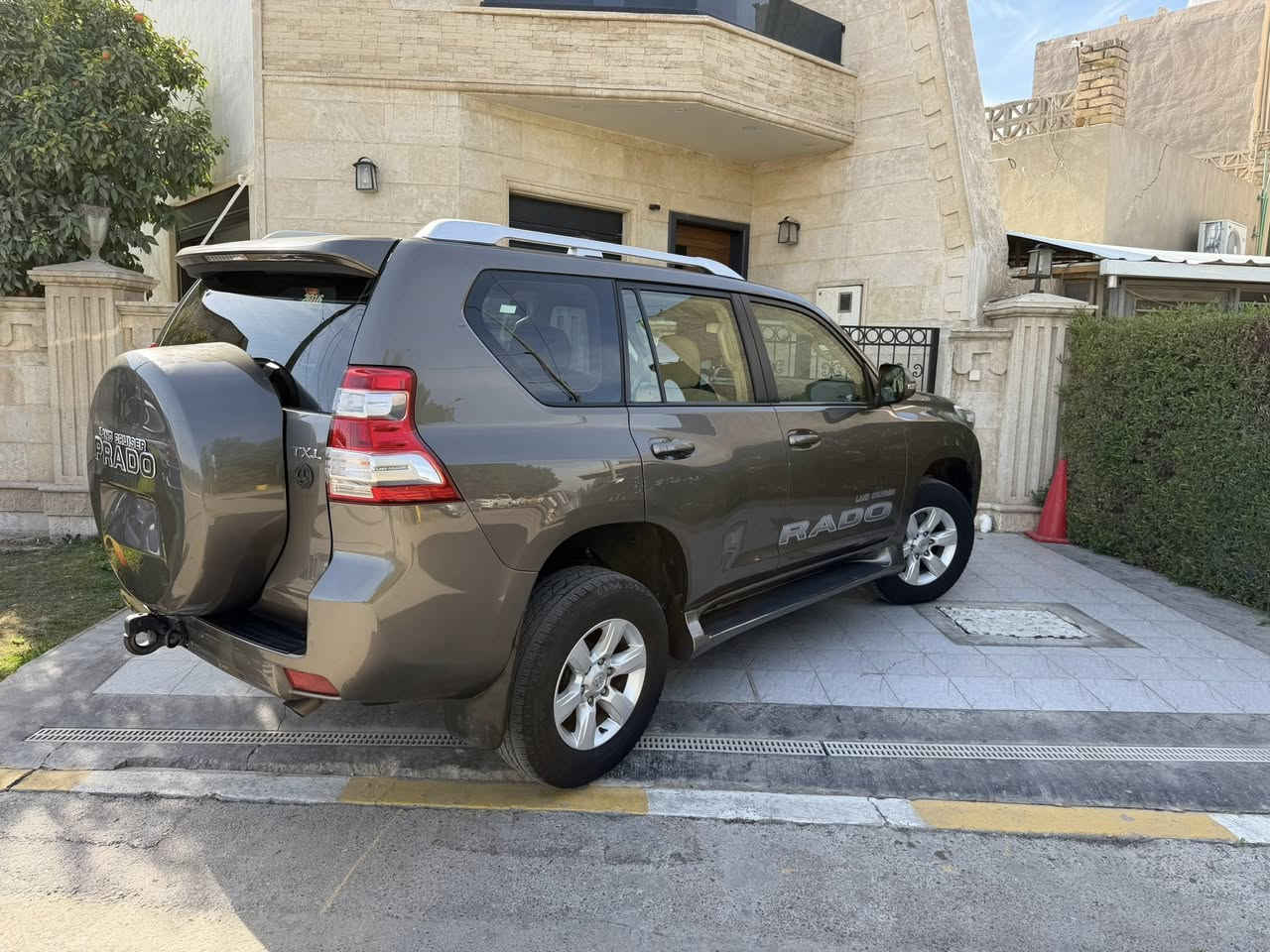 برادو ٢٠١٦    كويتي  txl  وكاله الساير لون مميز جكليني   ٦ سلندر   دبل  تانكي   بصمه  شاشه كامره   سبير تعليك رقم اربيل  شرط التحويل   مكان السياره بغداد  مواصفات عاديه بدون  سلايد  السياره نظيفه جدآ وبدون اي نقص   ماشيه ١٣٢ كم    السياره مكفوله  فقط بيه نص الباب الخلفي عكس السايق من الاسفل   صبغ اثر شخط  موضح بل صور والدعاميه الخلفيه اثر شخوط  والباقي مكفول  السعر  مناسب  بلنسبه الموديله  ونظافته 
٣١٥ $  ورقه   ( الي يحب يستفسر اكثر يتصل  مكلف بل نشر )
***********
***********
