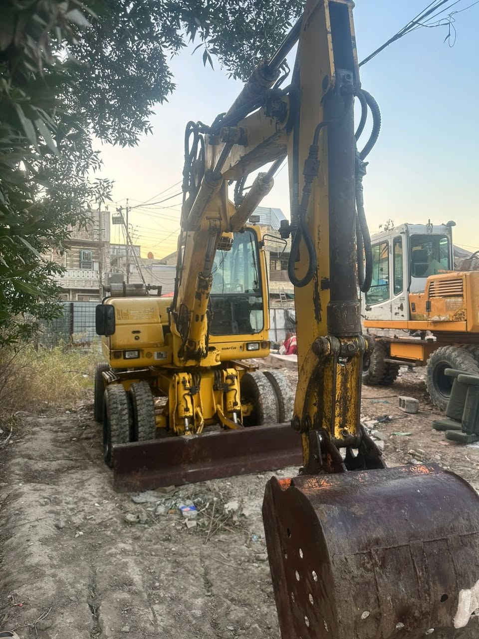 سلام عليكم للبيع حفاره كوماتسو مديل 2002 رقم سليمانيه محرك مضخه مامفتوح. مىسسه نقار كماشه تخم تاير جديد مكينه جاهزه للعمل. مكان بغداد. الشراي يتصل ***********
