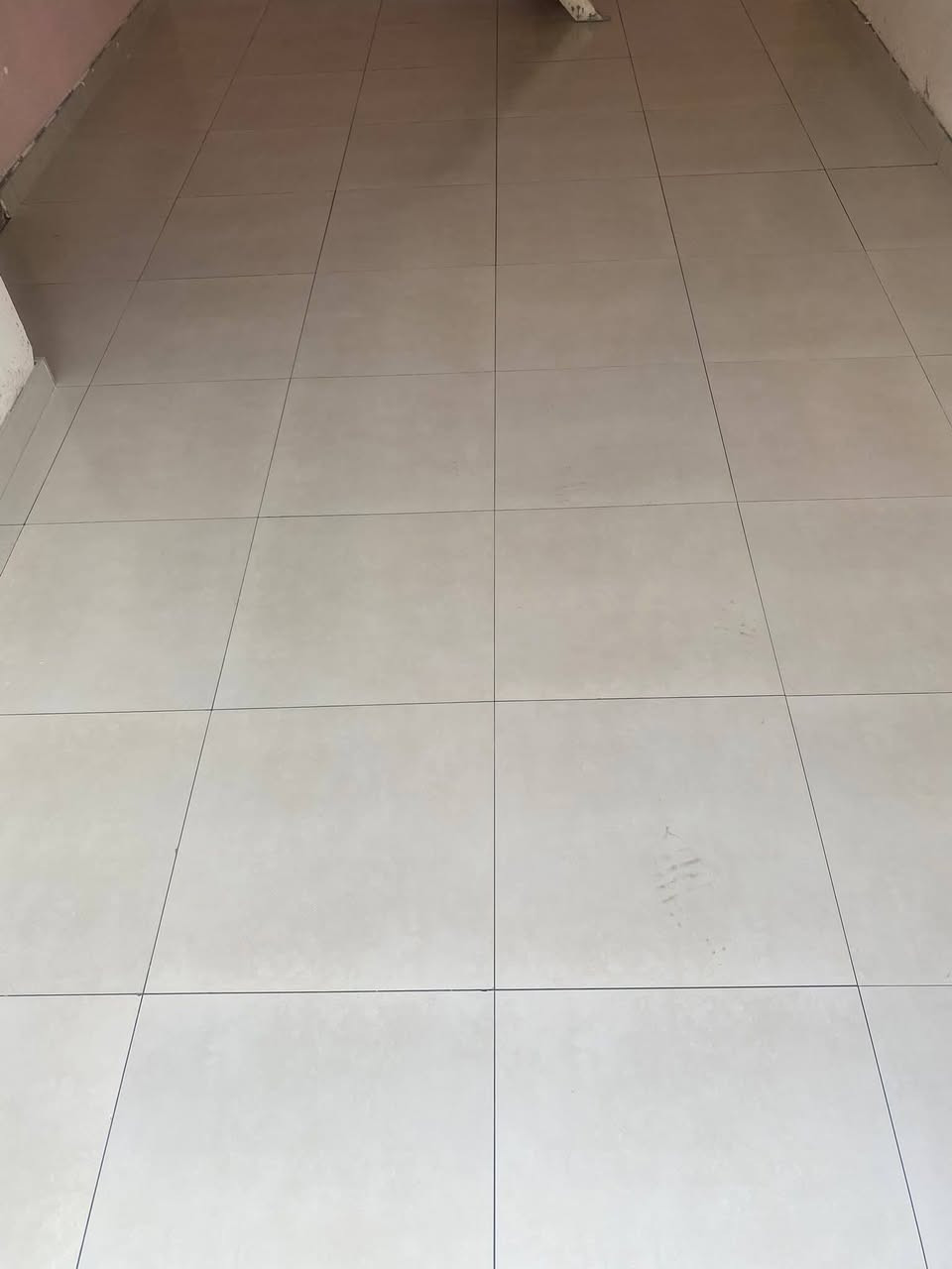 يوجد خلفه سراميك متفرق داخل تكريت  ‏‪***********‬‏ قير متواجد عل فيس
