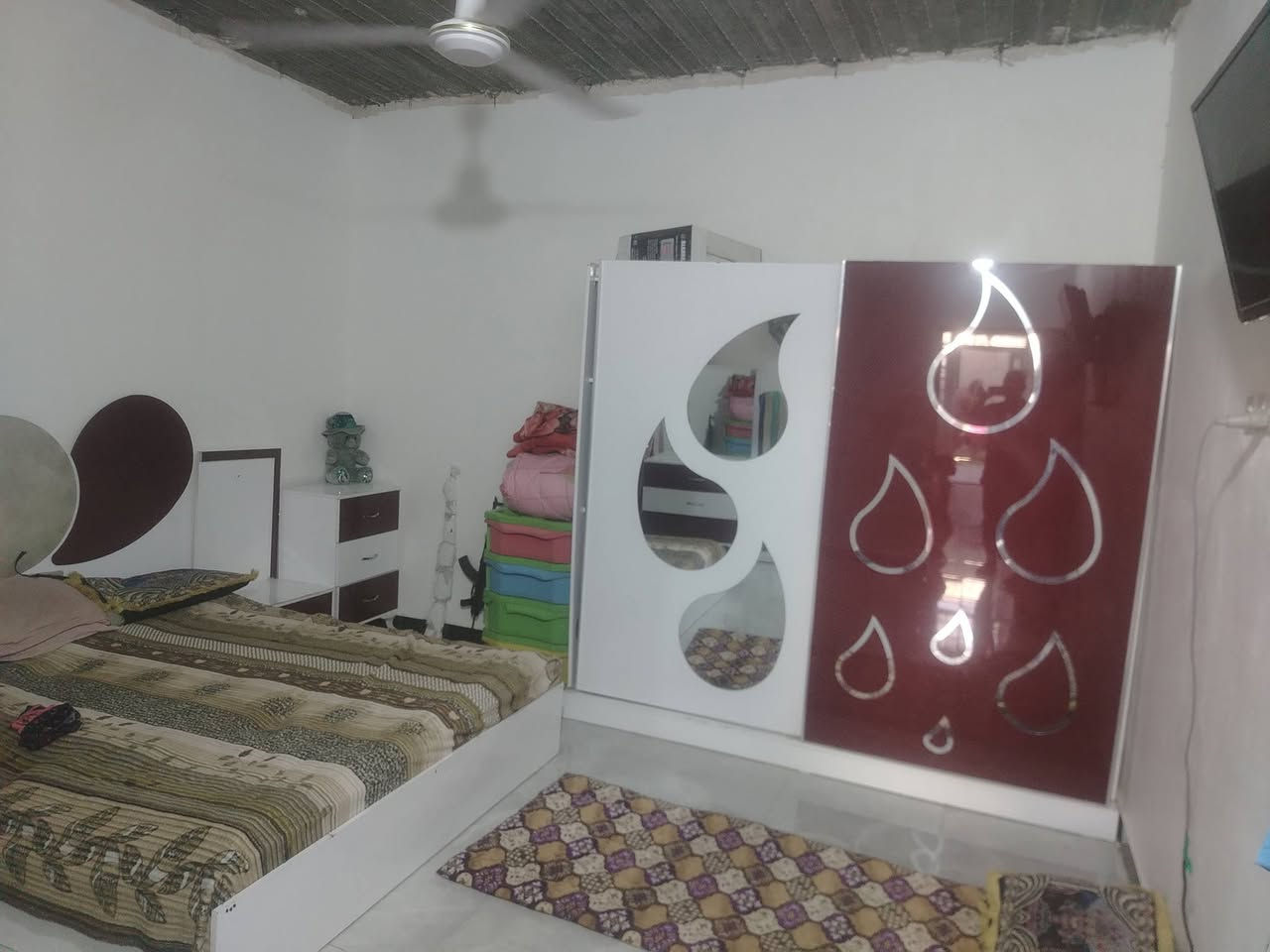 سلام عليكم دار للبيع في حي ميسان شارع الشيوخ سند 25وبيه قرار محكمه مساحته 60متر صب  فوك والجوه عرض لشارع 10امتار مسحوبه كهرباء من جهتين وماء كذلك  لاستفسار على رقمي ***********
