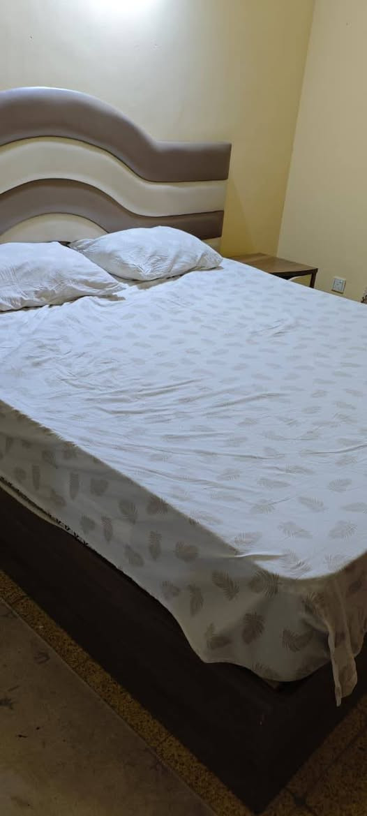 غرفه نوم تركي 7 قطع بحالة ممتازة
1.كنتور 6 باب 

2.مرايا قيافه متحركه مع زاويه 

3.سرير 180سم في 200 سم   

4. عدد 2 كومدي جرار بصف  السرير

5. ميز مرايه مع مرايه 

 سعر الشراء 3 مليون 

ابيعها بمليون 300 وبيها مجال 

البصرة
التواصل عبر الواتساب 
***********
