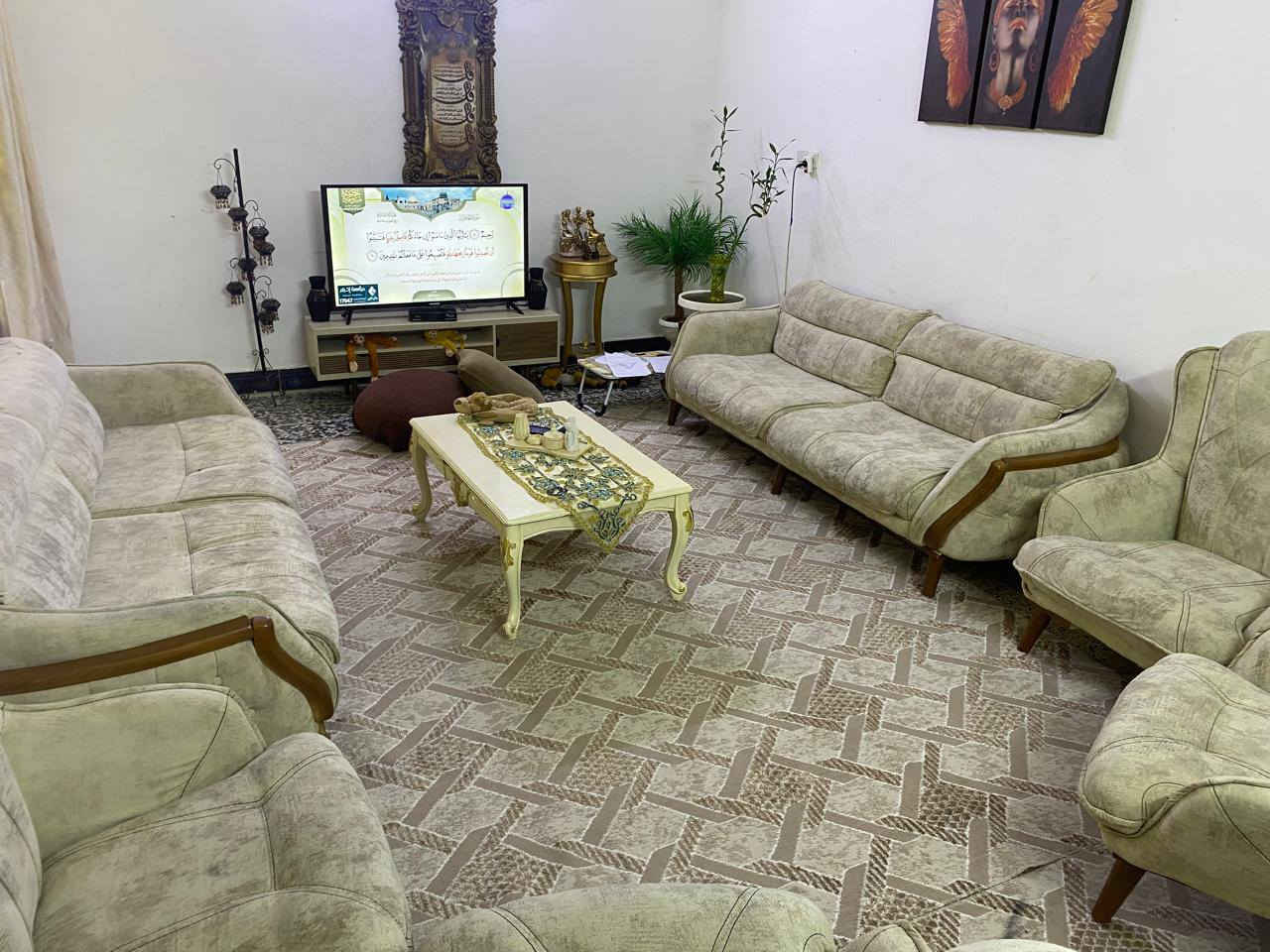 السلام عليكم تخم تركي ١٠ مقاعد للبيع 
✨ نظام سرير ✨ هيكل فريم خشب ✨
نظافة 90 % بيه ضرر بسيط بالقماش مال مقعد قنفة وحدة فقط
السعر : ٥٠٠ الف وبيه مجال بسيط
المكان : بغداد  - الغزالية


**إذا كنت صاحب هذا الإعلان وتريد حذفه لأي سبب، رجاءا أرسل رسالة إلى الدعم الفني**