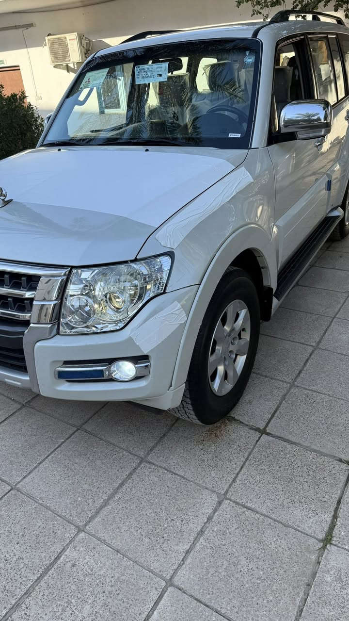 أسلام عليكم يا الله بيع مستعجل  باجيرو مديل2016 بسم والدي تحويل ثاني يوم السياره جديده تخم تاير صدر امامي خلفي كله جديد تبريد ثلج السياره خليجي فول من عده الفتحه كير محرك بلادي السياره كله بلاديه تجي وتشوف بعينك ماشيه 130 حقيقي بيه جاملغ صبغ امامي بدون دواخل مكاني بغداد جميله ***********
