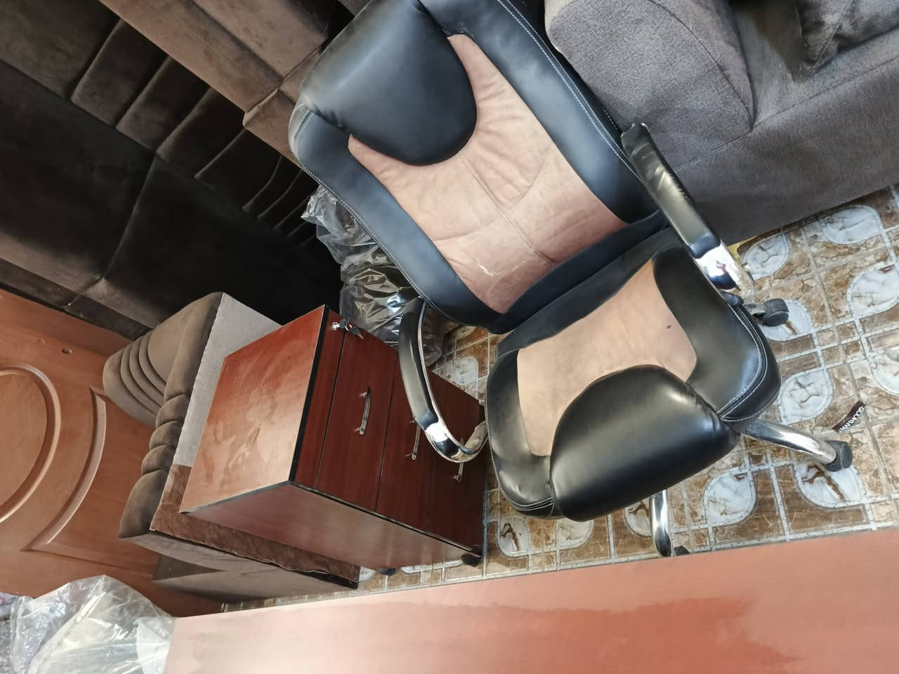 السلام عليكم ورحمه الله 
عرض خاص لمدة 3 ايام فقط 
سيت مكتبي كامل 
متكون من/
تخم جلد 70مقاعد نظيف جدا 
ميز مكتبي 
كرسي مكتبي دوار
ملحق جرارات ام القفل 
السبت نظيف جدا تركي بدون ضرر سوى ضرر بسيط باحد المقاعد الجلديه 
للاستفسار 
***********
***********
***********
العنوان الفلوجة حي الجغيفي الثانيه نهاية علوة المخضر
السعر 550 الف غير قابل للتفاوض
