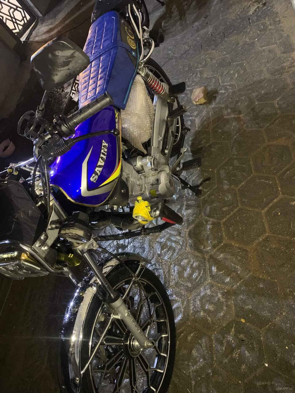 السلام عليكم
للبيع ايراني موديل 25 محرك 150 
صارلي شهر من شديته من الجمعيه الموطور سبانه ماممدوده 
عليه المكان الرمادي شارع 17 السعر 900وبي مجال 
الرقم ***********
