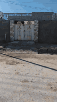 سلام عليكم بيت للبيع مساحته 250طابو صرف بحي صدرين مقابيل المدرسه وتربية بناء بلوك عكاده بناء جديد غرفتين اصاله استقبال ومطبخ وكراج ياخذ يسارتين السعر 98وقابل للتفاض ***********
