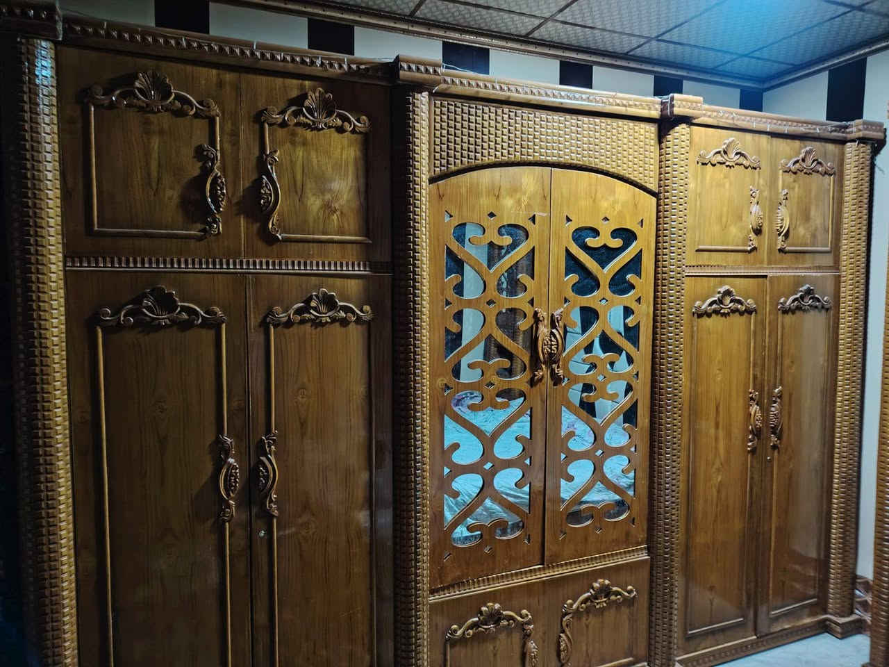 خشب صاج ثقيل نظافه كدام العين السعر مليون 500 وبيه مجال خابر ودلل ***********
