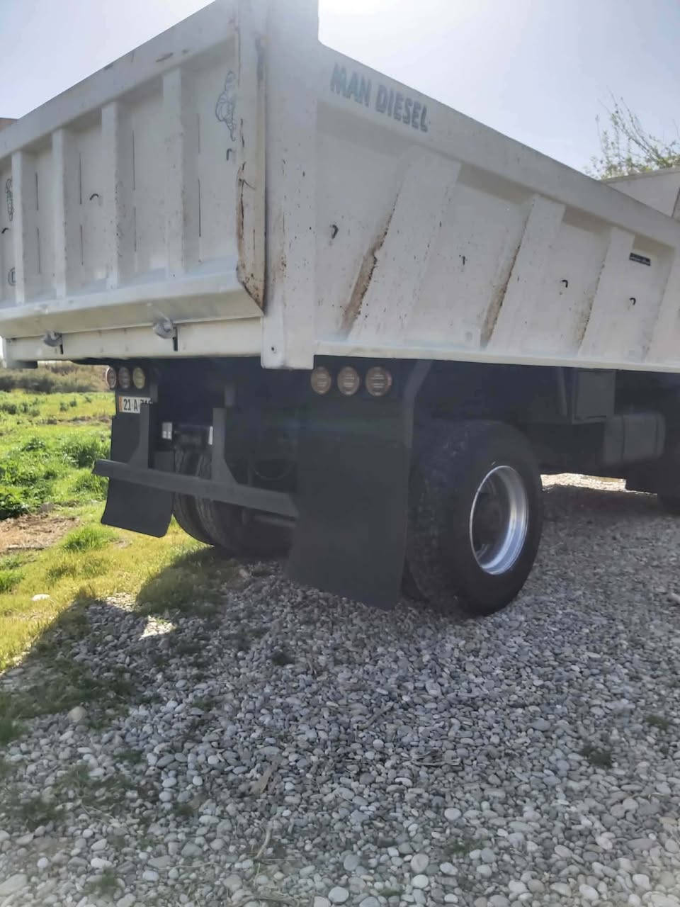 السلام عليكم ورحمة الله وبركاته 
مان 2001 صقر تك للبيع 
حجم المكينه 414 كير عادي حسيره 
اكسل برينة تخم تاير جديد 
سنوية ورقم وبراد وهزه كله جديد 
رقم الهاتف :  ***********
