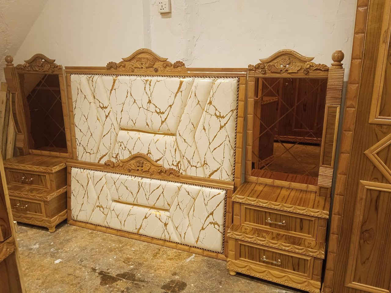 غرفة خمسة ابواب فصال تركي🆕
باب الميز سلايت 
صبغ حراري مع مصطرا لوكنز✨
لون الدوشمة حسب الطلب 📫
باب جديدمعرض عش العروس قرب نادي الفتوى 
للطلب والاستفسار 📢
***********
***********
