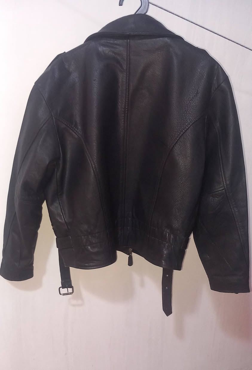 شباب سلام عليكم قمصلة جلد طبيعي اصلي مو مشمع قياس s سعرها 30 الف موجود واتساب وماسنجر *********** مكاني بغداد شهداء العبيدي
