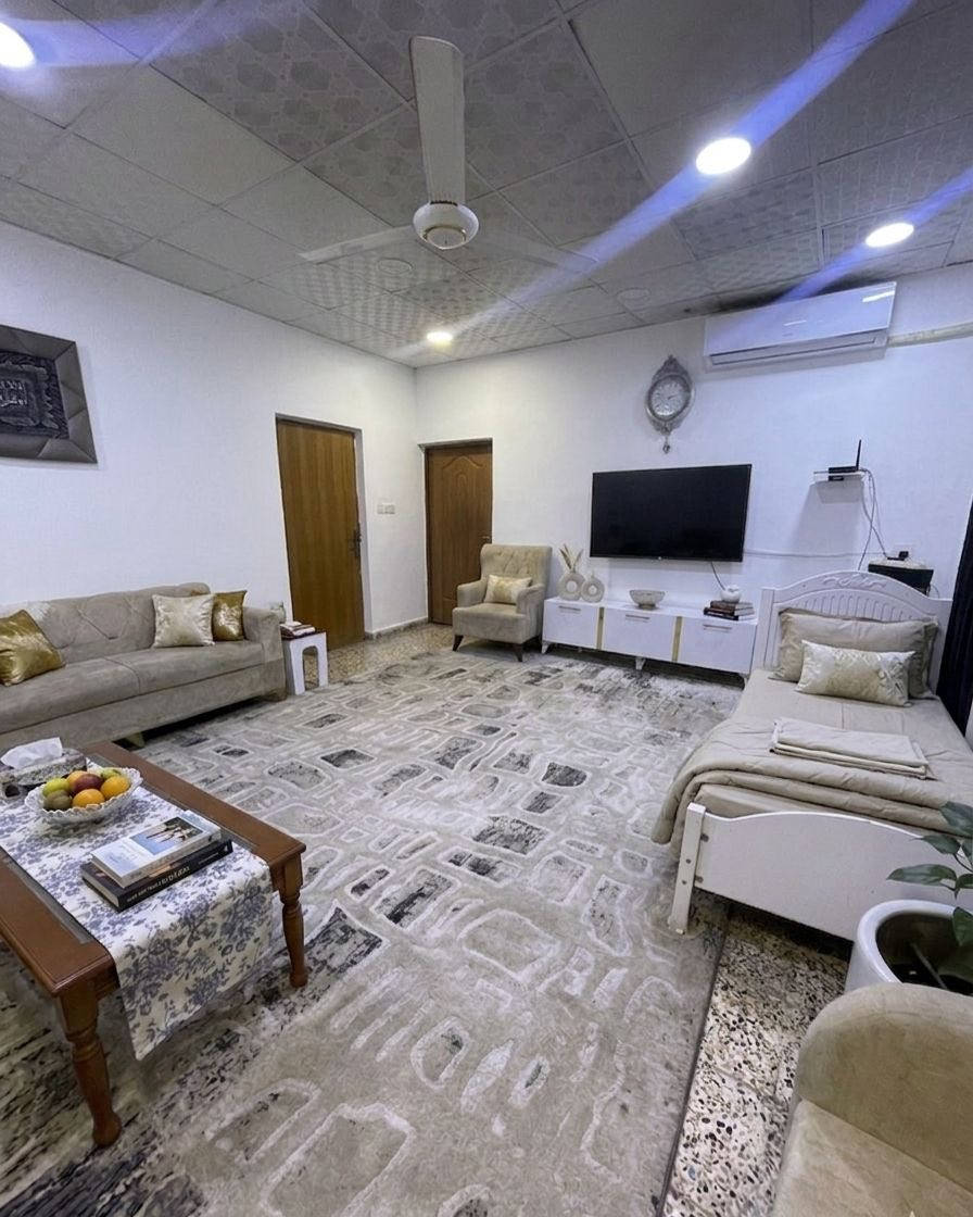 بيت للايجار بمساحه 400 متر  
مساحه البناء 140 متر طابق واحد 
مطبخ ، صحيات 2، غرف منام 3 ،صاله ،موزع ،حديقه خلفيه ، حديقه اماميه ، كراج 
متوجهه على شارع عام في منطقه الجبيله في البصره 
البيت سكني 
سعر الايجار 1,500,000 للشهر الواحد  الايجار كل 3 اشهر
الاستفسار الاتصال 
***********
