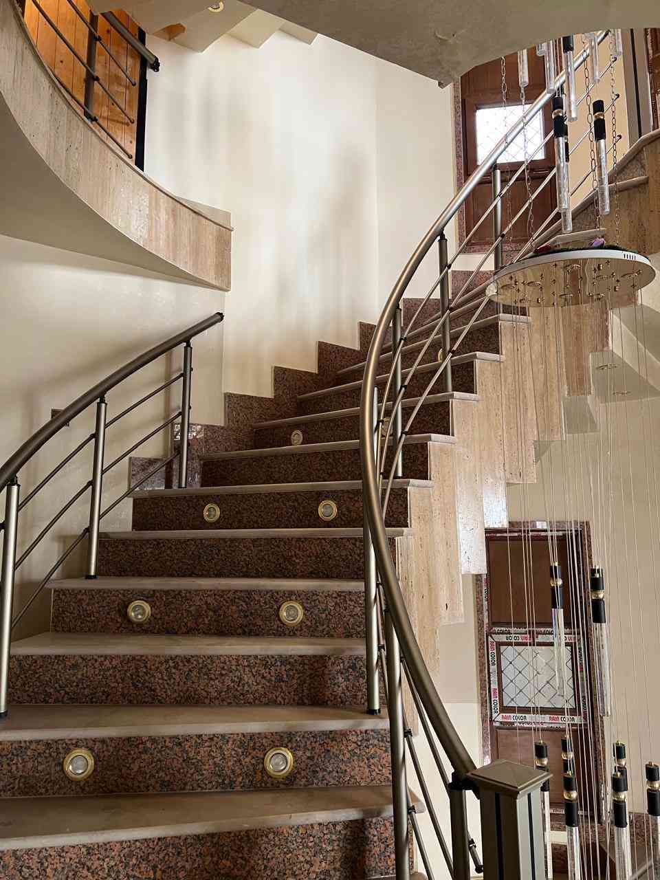 للبيع – بناية تجارية
📍 الدورة – كرارة – حي دجلة (نزلة مجسر الرابط بين آسيا ودجلة)

أبرز الميزات:
• 4 طوابق مفتوحة – مساحة 100م² لكل طابق – واجهة 10م
• تشجير 200م + نافورة ضوئية كبيرة + إنارة عواميد ليزرية
• مصعد بانوراما + كاميرات كاملة + أبواب كهربائية + شاشة عرض كبيرة
• تكييف سبليت إنفيرتر في كل الطوابق + مطافئ حريق
• أرضيات مرمر + صبغ جوتن + ديكورات سقوف
• طابق كامل جاهز للملابس والكوزمتك (خشب + رفوف ومدرجات)
• رفوف كاملة بكل الطوابق (كرزات + بقوليات خشب مطعم بالزجاج)
• صحيات ومخزن بكل طابق + سطح متكامل (مطبخ + صحي + منام عمال)
• مساحة خارجية صالحة لمأكولات ومرطبات

للاستفسار ***********
