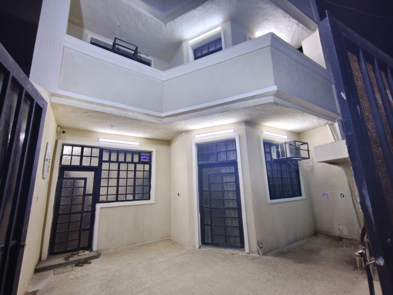 دار للبيع مساحه 150 متر طابو ملك صرف 
 عرض الشارع 20 متر 

تبليط مجاري كامل الخدمات  

بناء مرتب ونضيف طابقين 

يحتوي على 

4 غرف نوم 

2 جوه 

2فوك 

واستقبال وصاله ومطبخ 

وصحيات داخليه وخارجيه مع صحيات طابق ثاني  

وترك خلف الدار 

وحديقه. خارجيه

الموقع بغداد الانتصار مقابيل مستشفى حماد شهاب 
طريق الشعب الحسينية 

معلومات اكثر 📞📞
***********
