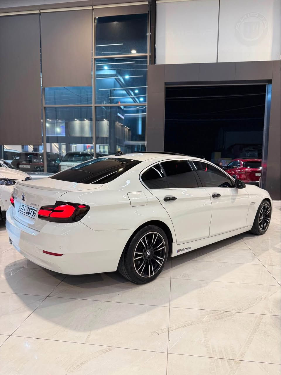 📣 للبيع: BMW 528i موديل 2016 (F10)
سيارة نضيفة (فول مواصفات)، جاهزة للاستخدام ولا تحتاج اي مصروف .

🔹 تفاصيل السيارة :
 الموديل: 2016 (الشكل F10)
وارد وكالة العروش
 المسافة: 195 ألف كيلومتر
 الحالة الميكانيكية: كير ومكينة بشرط الفحص، السيارة مسرفسة بالكامل (ما بيها أي مصروف نهائياً).
كفالة عامة، توجد شوية تعديل بارد بدون صبغ.

🔹 المواصفات :
داخل الأبيض، 
كراسي تحكم كهربائي  (ميموري).
 4 مودات  (Comfort, Eco, Sport, Sport Plus).
خمس بردات (خلفية وجانبية).
 بصمة.
 حساسات أمامية وخلفية .
شفتات ستيرن .

💵 السعر:
 185 ورقة (18,500$ دولار) وبيه مجال قليل جداً للشاري.
📞 للتواصل والاستفسار :
[***********] أربيل, العراق
