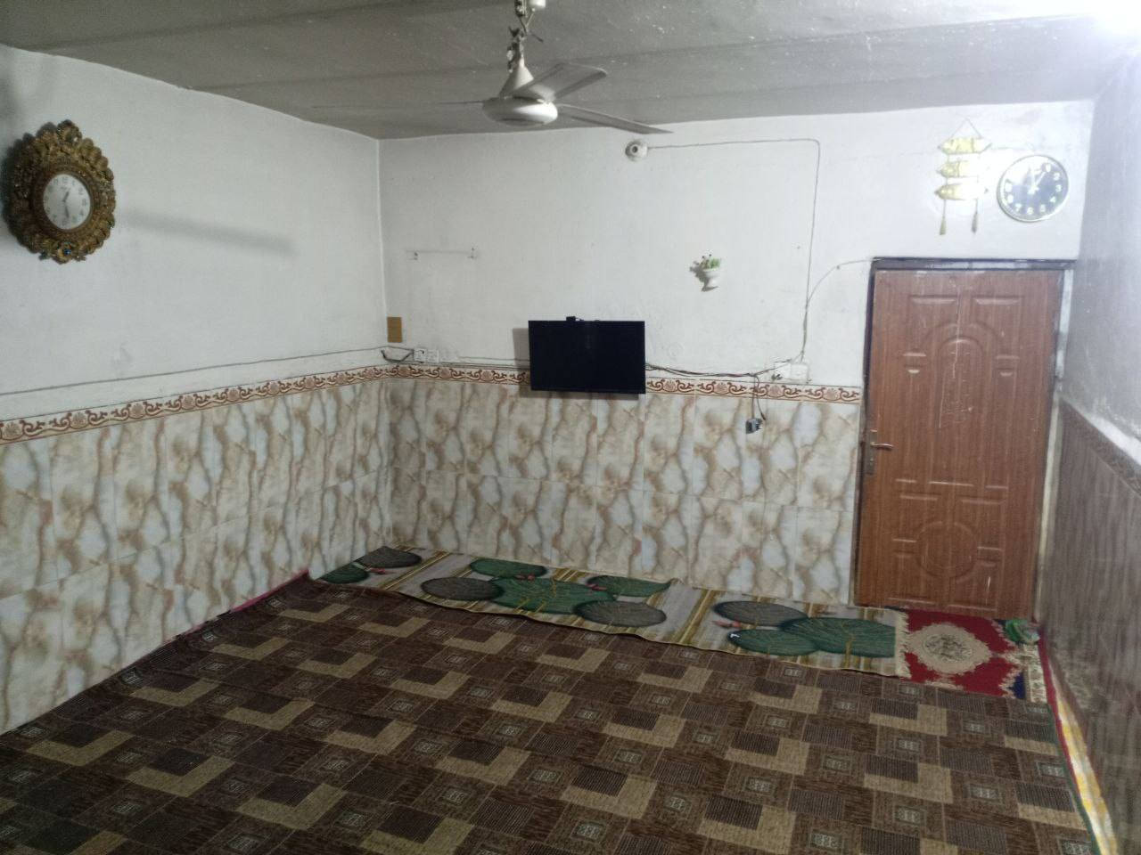 دار للبيع زويرجات /قرب جامع فاطمة الزهراء
بظهر البيوت الي بالوجه مقابل الجامع ثالث بيت 

المساحه 200
بناء قديم نظيف عگاده السگف
يحتوي الطابق الٱرضي
استقبال وهول وغرفة نوم ومطبخ
وحمام داخلي
وصحيات خارجيه 
و الطابق الثاني 
يحتوي على ثلاث غرف نوم وصحيات خارجيه 
الشارع صب 
للٱستفسار***********
