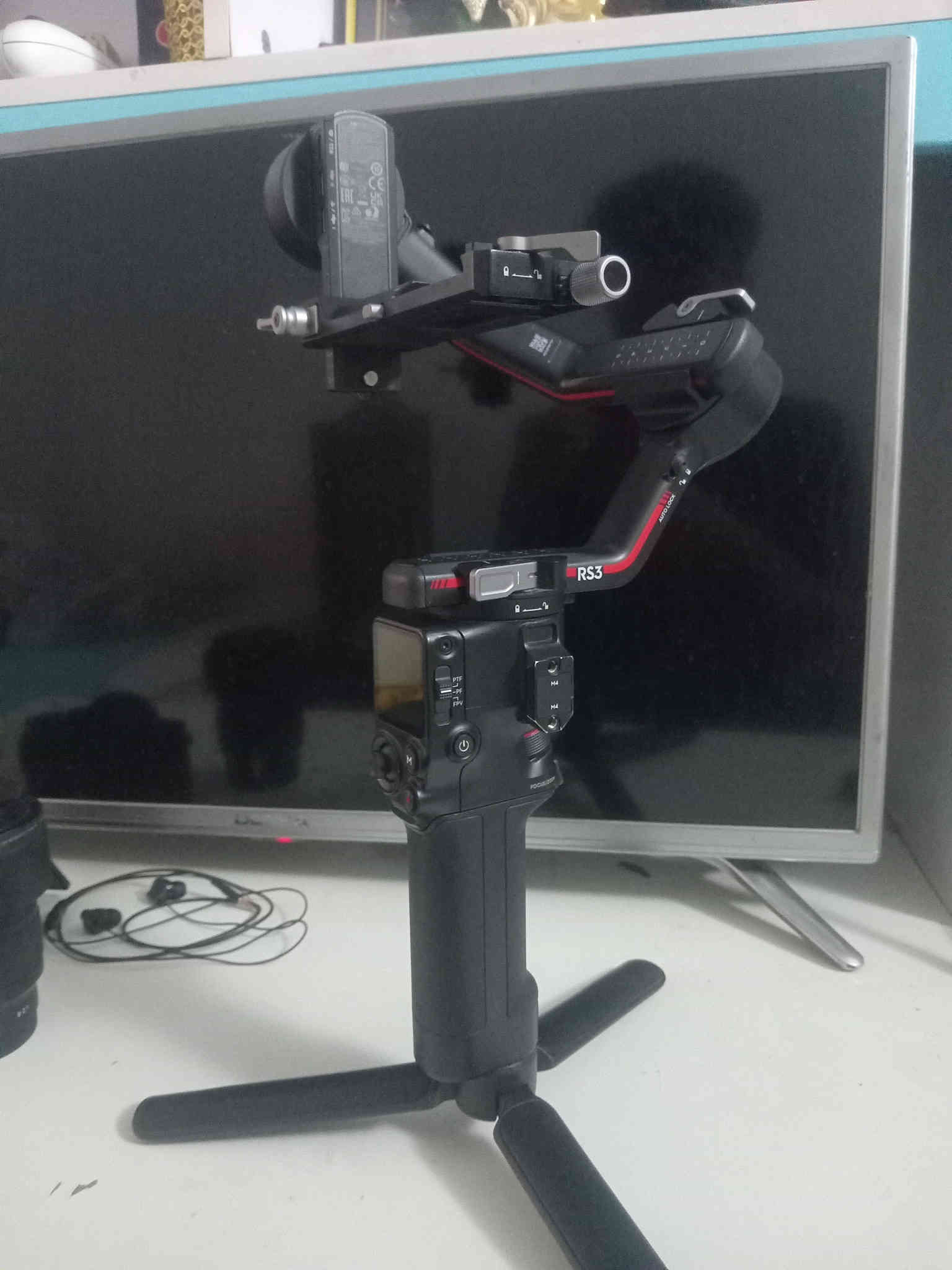 السلام عليكم 
بدي سوني a7iii جديد مصور بي 17مره فقط زلغه مابي البدي جديد ونضيف تجي وتشوف بعينك شتر ما ادري شكد 
+عدسة 28.70 f2.8 هم جديده مصور بيه 17 مره زلغ مابيه هم جديده +رونين 3s نضيف بي زلغ موضح بالصوره نسبة النضافه 95% 
ملحقات الغراض 
الرونين كارتونه وملحقاته كله موجوده 
البدي كارتونه وكتلوك الكامره وشاحنه الاصليه وبطاريه وحده 
العدسة كارتونه وكتلوك العدسة وقباقه غراضه الاصليه 
الرونين سعره 500
البدي مليون و525
العدسة 975
كلهن يصيرن 3مليون
الاسعار قفل
ما متواجد ع الفيس 
هـ ***********
