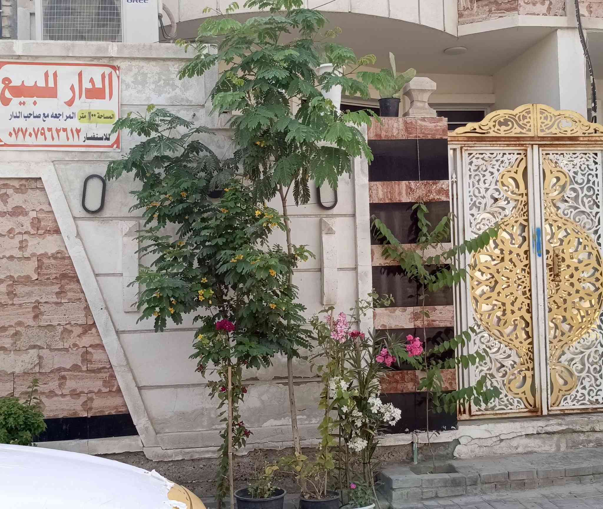 السلام عليكم
الدار للبيع 100 متر منطقة علاوي أسمر واقع حال مقابل بنزين خانة الجديدة الدربونه الثالثه عرض عشرة أمتار الدربونه 

المنطقة كامل الخدمات مي مجاري تبليط مدارس

البيت كامل قاط ونص كما موضح بالتصوير درج القاط الثاني أيضا كامل 

يحتاج غرفة أمامي وبيتونه وستاير ويكمل قاطين 

السعر 110بيه مجال متوفر فقط اتصال

رقم الهاتف ***********
