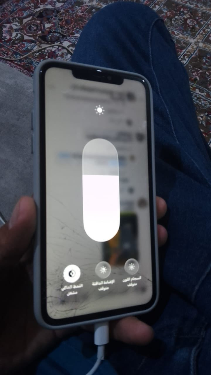 11 برو ماكس 
 ذاكره ٢٥٦
بطاريه ١٠٠ 
مبدل شاشه وبطاريه اصليات نضافته تخبل مثل مموضح
بس الشاشه بيها فطور 
مراوس فقط مابيع
*********** 
مكاني سوق الشيوخ
