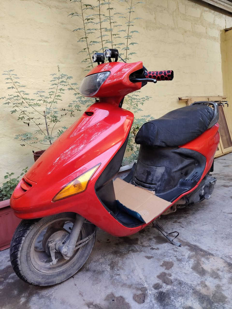 دراجة فراشة 140 ياباني للبيع دراجة اخت جديده كاملة من كلشي دراجة ماخذها من الوكيل مال باله رمبه وصل شراء موجود مثل ماموضح بصور دراجة مو مال شارع ومامتعوبه عل أيدي مداريه بدهن بانزين من المحطه كلها شغاله لايت امامي زنون شادلها لايت خلفي وسطاب اشاير هورن عداد سرعه كيج بانزين كله شغال باتري جديد توه شادلها غلاف كشن غلاف يدات تايرات جدد مكينة مامفتوحة شررط ولامجفته ولاتبخر ولانضوح شرط الفحص ماخذها ب 775 و ذابة عليها خير من الله حاليا عارضها ب 700  مكاني البصرة الزبير شراي يتصل وبالخدمة ***********
