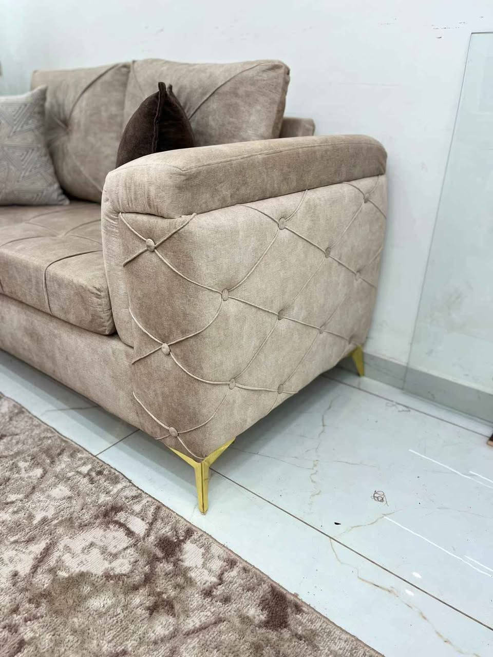 🛋️✨ طقم كنب كابتنه فخم – 7 مقاعد ✨🛋️
طقم كنب أنيق يعطي فخامة ولمسة راقية للصالون، تصميم كابتنه مميز وألوان هادئة تناسب أي ديكور 🤍
🔸 7 مقاعد مريحة 
🔸 هيكل خشب  سويد  قوي ومتين 🌳
‏أسفنج دلوب 
🔸 طبقة بوليستر لراحة إضافية
🔸 قماش فاخر وناعم ✨
🔸 استخدام بسيط جداً
🔸 بدون خدوش – بحالة الوكالة ✔️
📍 متوفر خدمة معاينة عمان, محافظة عمان


**إذا كنت صاحب هذا الإعلان وتريد حذفه لأي سبب، رجاءا أرسل رسالة إلى الدعم الفني**