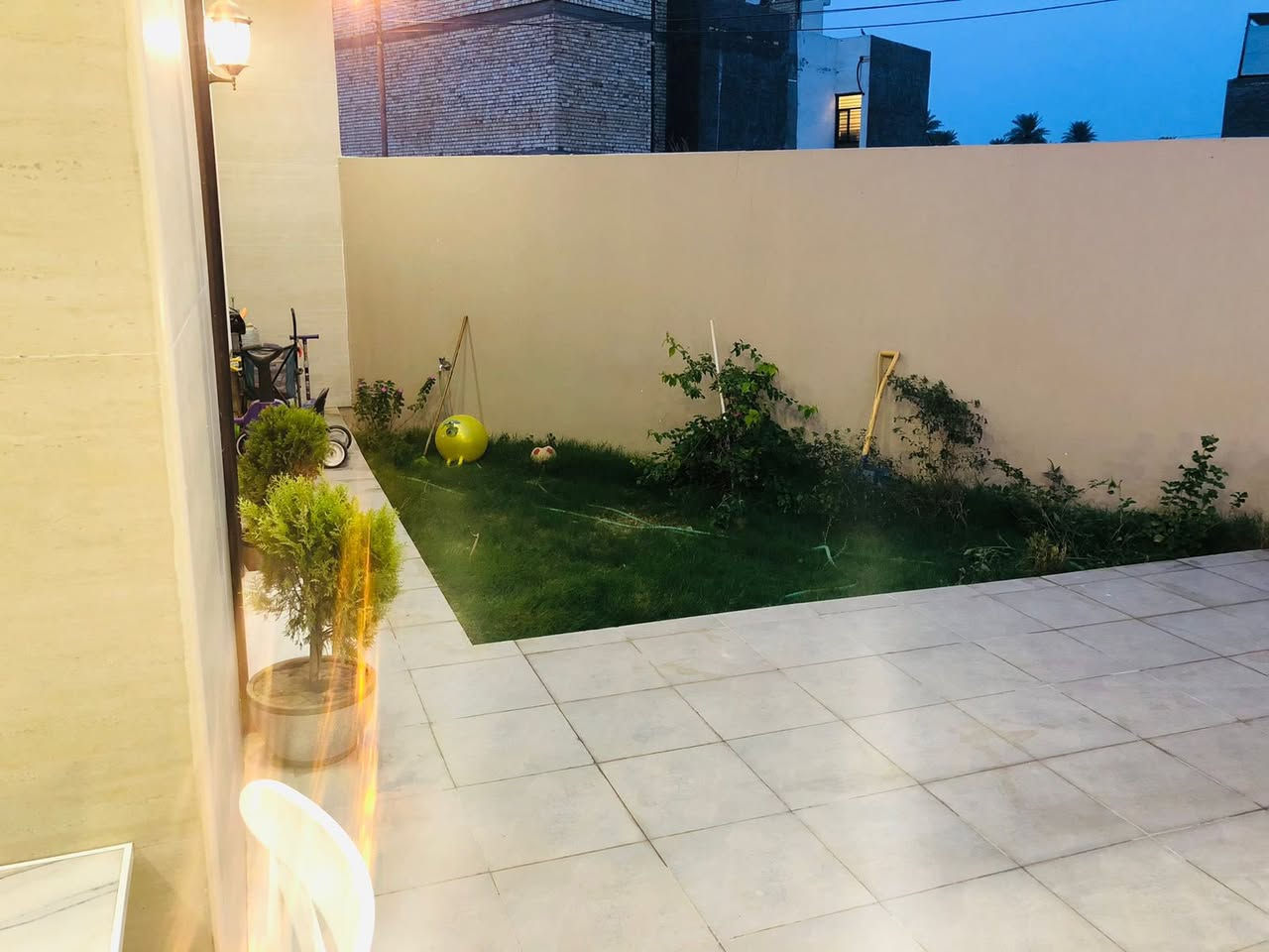 دار 🏠 للبيع مساحه 206متر.
طابو زرعي سند 25✅. 
يحتوي علئ 4غرف +صحيات. وحديقة 
البيت كلش مرتبه. 🌴 
 وشغله درجه اولى 🫰 
📍الدورة البوعيثة. 
للاستفسار ***********
