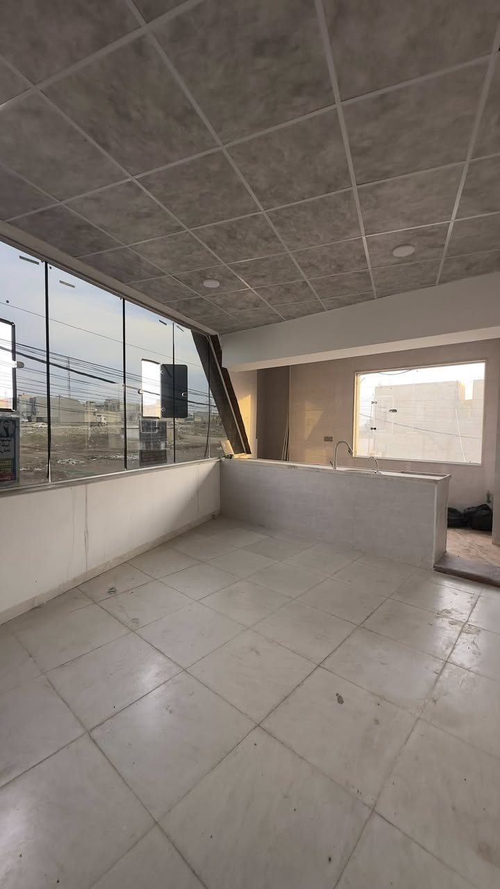 السلام عليكم 

شقة للايجار في حي السماح ال ٩٠ قرب مول التسعين بالجهة المقابلة

شقة طابق ثاني ركن على الشارع العام تحتوي على غرفتين وهول ومطبخ ،مجهزة بكاونترات

الشقة تصلح تجاري او سكني
بدل الايجار ٣٠٠ الف قفل

مكتب صفوان السنجاري 
***********
***********
