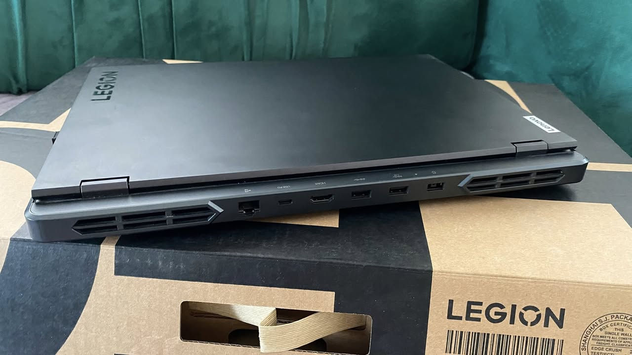لابتوب لينوفو برو5 
 Lenovo legion pro 5 
الغني عن التعريف مستخدم سنة تقريبا ما بيه ولا اي عيب لا شخطة ولا جلخة مثل ما موضح بالصور سبب البيع محتاج فلوسه 

Legion pro5
13th core i7HX
Hard 512 GB ssd
Ram 16 GB
RTX 4060 8GB
16” 240Hz
دقة الالوان srgb100%
Display
16" WQXGA (2560x1600) IPS 500nits Anti-glare, 100% DCI-P3, 240Hz, DisplayHDR 400, Dolby Vision, G-SYNC, Low Blue Light, High Gaming
Performance
السعر 1,400.000 دينار عراقي


**إذا كنت صاحب هذا الإعلان وتريد حذفه لأي سبب، رجاءا أرسل رسالة إلى الدعم الفني**