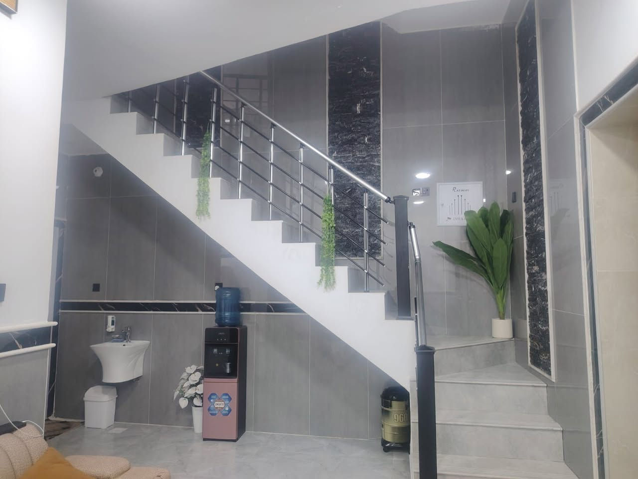 بيت للبيع مساحه 100 طابق ونص منطقه حجي حسن الجمعيات ***********
