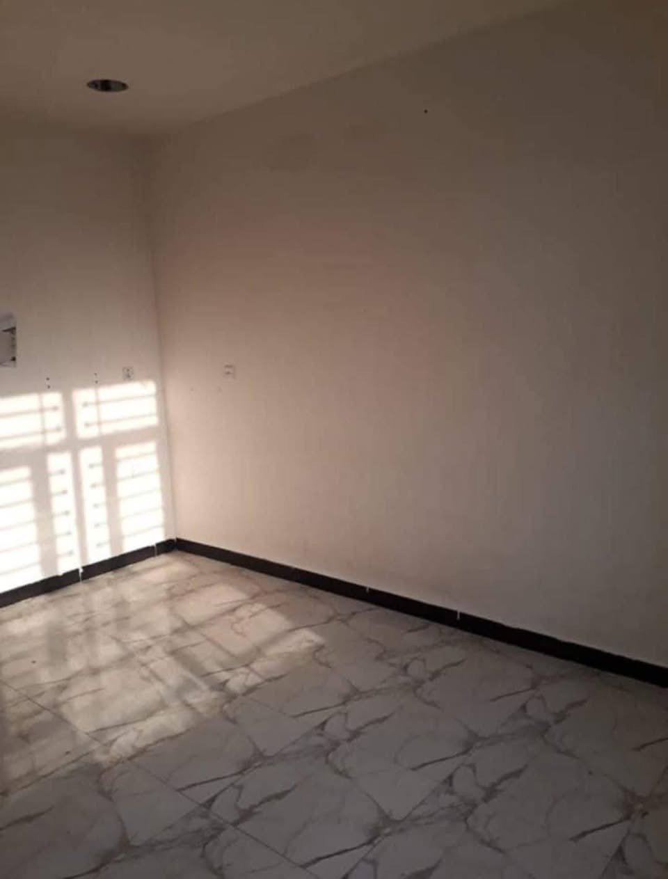 السلام عليكم
شقة طابق ثاني للايجار في الغزالية الشارع العام قرب شارع المركز تتكون من غرفتين والصالة والمطبخ مشترك وصحيات 
للاتصال :-***********
علي
